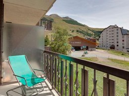 Camping Pas Cher vous présente avec son site Officiel campingpascher.fr, la Résidence Lauvitel - Vacancéole classé 3 étoiles, située sur la commune de Les 2 Alpes dans le département Isère (Rhône Alpes) en France. La résidence Lauvitel - Vacancéole, vous présente un hébergement de type studio. La résidence Lauvitel - Vacancéole vous proposeun séjour PAS CHER avec une REMISEdu sam. 04 juillet au sam. 11 juillet 2026, en promotion à -30% pour 7 nuits à 312,20 € au lieu de 446,0 € soit une Économie de 133,80 €. Cette location propose 6 dates différentes pour réserver votre séjour. Découvrez également les 1 autres gammes d'hébergements de la résidence. Bar,... En savoir plus : cliquez-ICI.