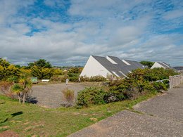 Camping Pas Cher vous présente avec son site Officiel campingpascher.fr, la Résidence Sud Océan- Vacancéole, située sur la commune de Guidel dans le département Morbihan (Bretagne) en France. La résidence Sud Océan - Vacancéole, vous présente un hébergement de type appartement de 27 m² pour 3 personnes et télévision. La résidence Sud Océan - Vacancéole vous proposeun séjour PAS CHER avec une REMISEdu sam. 03 octobre au sam. 10 octobre 2026, en promotion à -33% pour 7 nuits à 208,80 € au lieu de 314,46 € soit une Économie de 105,66 €. Cette location propose 126 dates différentes pour réserver votre séjour. Découvrez également les 8 autres gammes d'hébergements de la résidence. Les Avis clients pour la Résidence Sud Océan- Vacancéole sont excellents avec une note moyenne de 8 sur 10. Piscine extérieure, Aire de jeux enfants,... En savoir plus : cliquez-ICI.