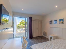 Camping Pas Cher vous présente avec son site Officiel campingpascher.fr, la Résidence Sud Océan, située sur la commune de Guidel dans le département Morbihan (Bretagne) en France. La résidence Sud Océan vous propose un hébergement de type appartement de 46 m² pour 5 personnes (télévision). L'établissement vous propose 8 autres types d'hébergements. Découvrez tous nos séjours à petits prix dans la commune et aux alentours de Guidel du département : Morbihan (Bretagne). Les Avis clients pour la Résidence Sud Océan sont excellents avec une note moyenne de 9 sur 10. Piscine extérieure, Aire de jeux enfants,... En savoir plus : cliquez-ICI.