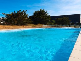 Camping Pas Cher vous présente avec son site Officiel campingpascher.fr, la Résidence Sud Océan- Vacancéole, située sur la commune de Guidel dans le département Morbihan (Bretagne) en France. La résidence Sud Océan - Vacancéole, vous présente un hébergement de type appartement de 31 m² et télévision. La résidence Sud Océan - Vacancéole vous proposeun séjour PAS CHER avec une REMISEdu sam. 03 octobre au sam. 10 octobre 2026, en promotion à -33% pour 7 nuits à 232,80 € au lieu de 350,6 € soit une Économie de 117,80 €. Cette location propose 126 dates différentes pour réserver votre séjour. Découvrez également les 8 autres gammes d'hébergements de la résidence. Les Avis clients pour la Résidence Sud Océan- Vacancéole sont excellents avec une note moyenne de 8 sur 10. Piscine extérieure, Aire de jeux enfants,... En savoir plus : cliquez-ICI.