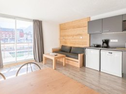 Camping Pas Cher vous présente avec son site Officiel campingpascher.fr, la Résidence Vallée Blanche - Vacancéole, située sur la commune de Les 2 Alpes dans le département Isère (Rhône Alpes) en France. La résidence Vallée Blanche - Vacancéole, vous présente un hébergement de type studio de 32 m² pour 1 personne et télévision. La résidence Vallée Blanche - Vacancéole vous proposeun séjour PAS CHER avec une REMISEdu sam. 04 juillet au sam. 11 juillet 2026, en promotion à -33% pour 7 nuits à 392 € au lieu de 590,36 € soit une Économie de 198,36 €. Cette location propose 7 dates différentes pour réserver votre séjour. Découvrez également les 2 autres gammes d'hébergements de la résidence. Les Avis clients pour la Résidence Vallée Blanche - Vacancéole sont de 7 sur 10. Animations familiales, Randonnée, Épicerie,... En savoir plus : cliquez-ICI.