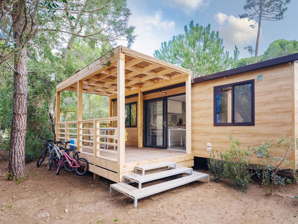 Camping Pas Cher vous présente avec son site Officiel campingpascher.fr, le Camping PuntAla Resort, situé sur la commune de Punta Ala dans le département Grosseto (Toscane) en Italie. Le camping PuntAla Resort vous propose un hébergement de type maison de 24 m² pour 4 personnes avec climatisation. L'établissement vous propose 2 autres types d'hébergements. Découvrez tous nos séjours à petits prix dans la commune et aux alentours de Punta Ala du département : Grosseto (Toscane). Mer, Club enfants, Aire de jeux enfants, Court de tennis, Cyclisme, Golf, Location de bateaux, Planche à voile, Pédalo, Randonnée, Terrain de beach-volley, Voile, kiteSurf, Supermarché, Épicerie,... En savoir plus : cliquez-ICI.