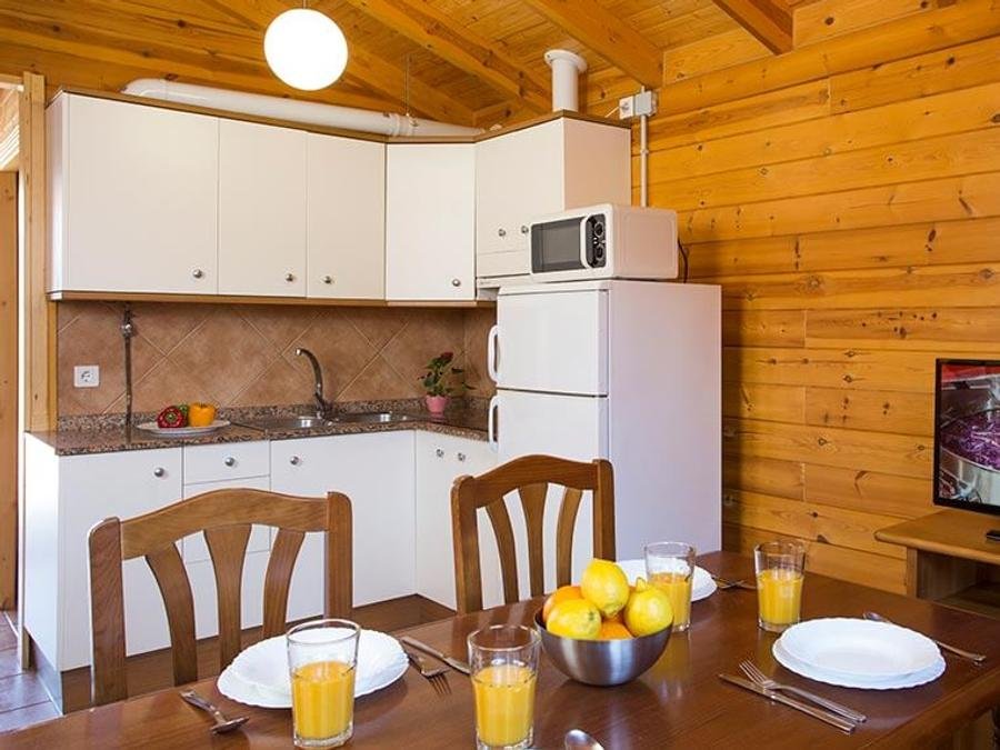 Camping Pas Cher vous présente avec son site Officiel campingpascher.fr, le Camping Bonterra Resort classé 5 étoiles, situé sur la commune de Benicassim dans le département Castellón (Valencia) en Espagne. Le camping Bonterra Resort vous propose un hébergement de type chalet pour 3 personnes. L'établissement vous propose 2 autres types d'hébergements. Découvrez tous nos séjours à petits prix dans la commune et aux alentours de Benicassim du département : Castellón (Valencia). Mer, Piscine couverte, Piscine extérieure, Club enfants, Aire de jeux enfants, Canoë-kayak, Cyclisme, Parcours sportif, Ping-pong, Pétanque, Randonnée, Salle de fitness, Terrain de football, Terrain multisports, Voile, Bar, Plats à emporter, Restaurant asiatique,... En savoir plus : cliquez-ICI.