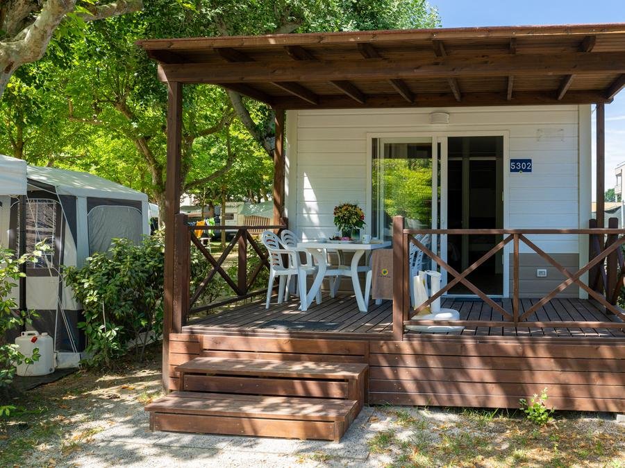Camping Pas Cher vous présente avec son site Officiel campingpascher.fr, le Camping Club Del Sole Adriatico Cervia Easy Village classé 3 étoiles, situé sur la commune de Pinarella Di Cervia dans le département Ravenne (Emilia Romagna) en Italie. Le camping Club Del Sole Adriatico Cervia Easy Village vous propose un hébergement de type mobil-home de 32 m² avec climatisation (télévision). L'établissement vous propose 8 autres types d'hébergements. Découvrez tous nos séjours à petits prix dans la commune et aux alentours de Pinarella Di Cervia du département : Ravenne (Emilia Romagna). Mer, Piscine extérieure, Aire de jeux enfants, Court de tennis, Cyclisme, Terrain de beach-volley, Bar, Pizzeria, Plats à emporter, Restaurant, Supermarché,... En savoir plus : cliquez-ICI.