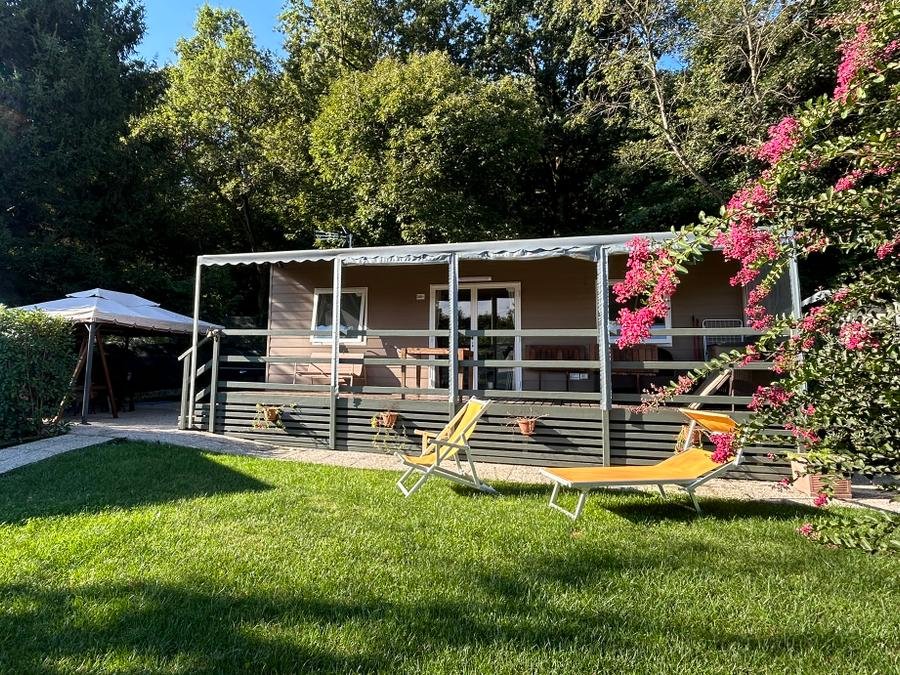 Camping Pas Cher vous présente avec son site Officiel campingpascher.fr, le Camping Montorfano classé 2 étoiles, situé sur la commune de Montorfano dans le département Côme (Lombardie) en Italie. Le camping Montorfano vous propose un hébergement de type mobil-home de 35 m² pour 5 personnes avec climatisation (télévision). L'établissement vous propose 12 autres types d'hébergements. Découvrez tous nos séjours à petits prix dans la commune et aux alentours de Montorfano du département : Côme (Lombardie). Les Avis clients pour le Camping Montorfano sont excellents avec une note moyenne de 8 sur 10. Lac, Piscine extérieure, Club enfants, Aire de jeux enfants, Parcours sportif, Ping-pong, Piscine, Pétanque, Salle de jeux vidéo, Terrain de basketball, Terrain de beach-volley, Terrain de football, Bar, Pizzeria, Restaurant, Épicerie,... En savoir plus : cliquez-ICI.