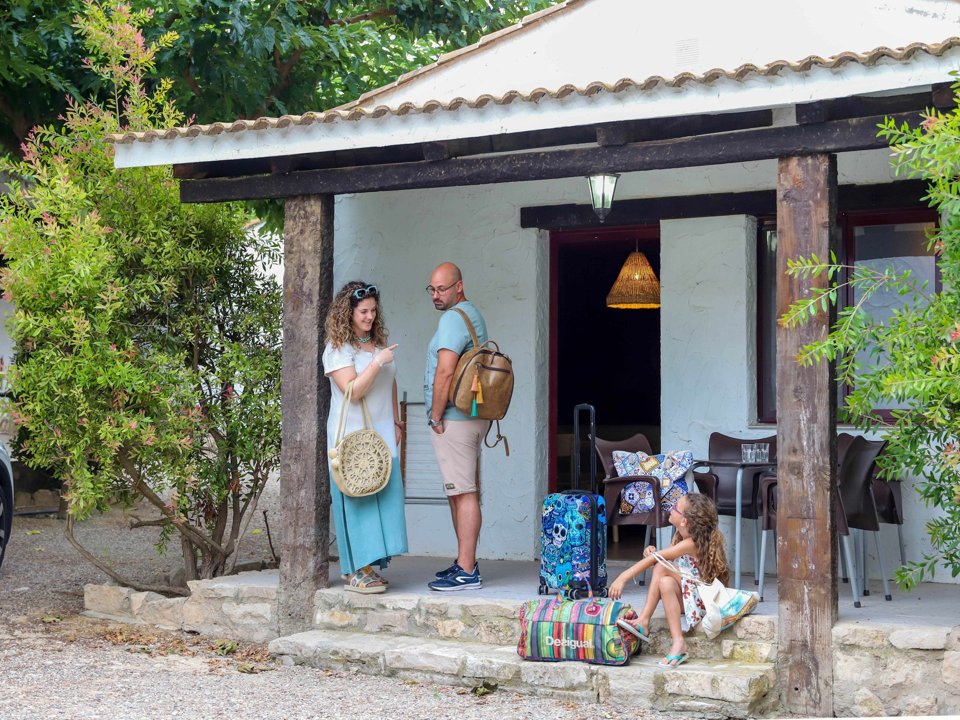Camping Pas Cher vous présente avec son site Officiel campingpascher.fr, le Camping Taiga Lake Caspe, situé sur la commune de Caspe dans le département Saragosse (Aragon) en Espagne. Le camping Taiga Lake Caspe vous propose un hébergement de type bungalow de 27 m² pour 2 personnes avec climatisation. L'établissement vous propose 5 autres types d'hébergements. Découvrez tous nos séjours à petits prix dans la commune et aux alentours de Caspe du département : Saragosse (Aragon). Les Avis clients pour le Camping Taiga Lake Caspe sont de 7 sur 10. Mer, Piscine extérieure, Animation enfants, Aire de jeux enfants, Canoë-kayak, Cyclisme, Jet-ski, Paddle, Ping-pong, Planche à voile, Pédalo, Ski nautique, Terrain de beach-volley, Terrain de football, Bar, Dépôt de pain, Restaurant, Station-service, Supermarché,... En savoir plus : cliquez-ICI.