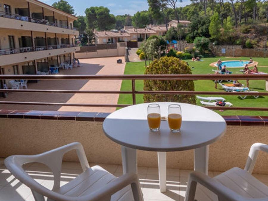 Camping Pas Cher vous présente avec son site Officiel campingpascher.fr, le Village vacances Golf Beach Apart-Hotel classé 3 étoiles, situé sur la commune de Platja De Pals dans le département Gérone (Catalogne) en Espagne. Le village vacances Golf Beach Apart-Hotel, vous présente un hébergement de type studio de 30 m² pour 2 personnes avec climatisation et télévision. Le village vacances Golf Beach Apart-Hotel vous propose du sam. 19 décembre au sam. 26 décembre 2026, en promotion à -20% pour 7 nuits à 377 € au lieu de 472,0 € soit une Économie de 95 €. Cette location propose 98 dates différentes pour réserver votre séjour. Découvrez également les 13 autres gammes d'hébergements du village vacances. Les Avis clients pour le Village vacances Golf Beach Apart-Hotel sont excellents avec une note moyenne de 9 sur 10. Mer, Piscine extérieure, Animation enfants, Aire de jeux enfants, Centre équestre, Court de tennis, Cyclisme, Golf, Plongée, kiteSurf, Bar, Snack/Bar, Supermarché, Épicerie,... En savoir plus : cliquez-ICI.
