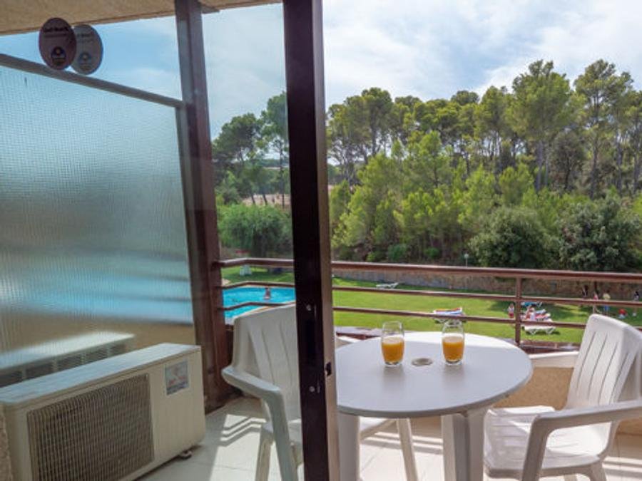 Camping Pas Cher vous présente avec son site Officiel campingpascher.fr, le Village vacances Golf Beach Apart-Hotel classé 3 étoiles, situé sur la commune de Platja De Pals dans le département Gérone (Catalogne) en Espagne. Le village vacances Golf Beach Apart-Hotel, vous présente un hébergement de type studio de 35 m² pour 4 personnes avec climatisation et télévision. Le village vacances Golf Beach Apart-Hotel vous propose du lundi 14 septembre au lundi 21 septembre 2026, en promotion à -20% pour 7 nuits à 431 € au lieu de 539,0 € soit une Économie de 108 €. Cette location propose 108 dates différentes pour réserver votre séjour. Découvrez également les 13 autres gammes d'hébergements du village vacances. Les Avis clients pour le Village vacances Golf Beach Apart-Hotel sont excellents avec une note moyenne de 9 sur 10. Mer, Piscine extérieure, Animation enfants, Aire de jeux enfants, Centre équestre, Court de tennis, Cyclisme, Golf, Plongée, kiteSurf, Bar, Snack/Bar, Supermarché, Épicerie,... En savoir plus : cliquez-ICI.