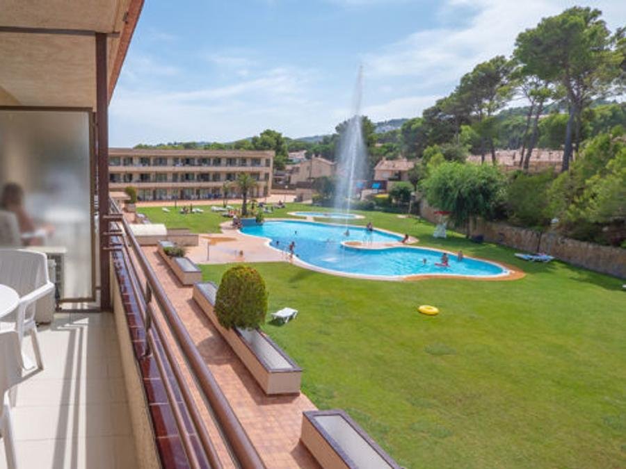 Camping Pas Cher vous présente avec son site Officiel campingpascher.fr, le Village vacances Golf Beach Apart-Hotel classé 3 étoiles, situé sur la commune de Platja De Pals dans le département Gérone (Catalogne) en Espagne. Le village vacances Golf Beach Apart-Hotel, vous présente un hébergement de type appartement de 40 m² pour 4 personnes avec climatisation et télévision. Le village vacances Golf Beach Apart-Hotel vous propose du lundi 14 septembre au lundi 21 septembre 2026, en promotion à -20% pour 7 nuits à 515 € au lieu de 644,0 € soit une Économie de 129 €. Cette location propose 150 dates différentes pour réserver votre séjour. Découvrez également les 13 autres gammes d'hébergements du village vacances. Les Avis clients pour le Village vacances Golf Beach Apart-Hotel sont excellents avec une note moyenne de 9 sur 10. Mer, Piscine extérieure, Animation enfants, Aire de jeux enfants, Centre équestre, Court de tennis, Cyclisme, Golf, Plongée, kiteSurf, Bar, Snack/Bar, Supermarché, Épicerie,... En savoir plus : cliquez-ICI.