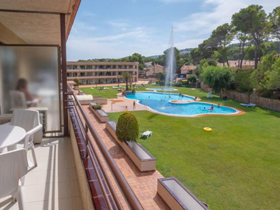 Camping Pas Cher vous présente avec son site Officiel campingpascher.fr, le Village vacances Golf Beach Apart-Hotel classé 3 étoiles, situé sur la commune de Platja De Pals dans le département Gérone (Catalogne) en Espagne. Le village vacances Golf Beach Apart-Hotel, vous présente un hébergement de type appartement de 45 m² pour 5 personnes avec climatisation et télévision. Le village vacances Golf Beach Apart-Hotel vous propose du lundi 14 septembre au lundi 21 septembre 2026, en promotion à -20% pour 7 nuits à 599 € au lieu de 749,0 € soit une Économie de 150 €. Cette location propose 153 dates différentes pour réserver votre séjour. Découvrez également les 13 autres gammes d'hébergements du village vacances. Les Avis clients pour le Village vacances Golf Beach Apart-Hotel sont excellents avec une note moyenne de 9 sur 10. Mer, Piscine extérieure, Animation enfants, Aire de jeux enfants, Centre équestre, Court de tennis, Cyclisme, Golf, Plongée, kiteSurf, Bar, Snack/Bar, Supermarché, Épicerie,... En savoir plus : cliquez-ICI.