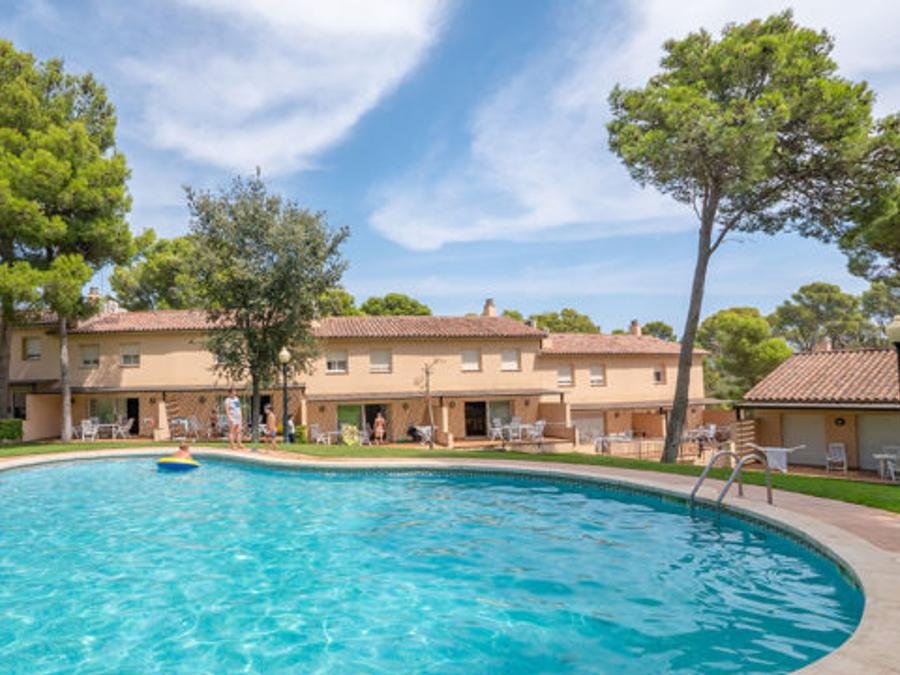 Camping Pas Cher vous présente avec son site Officiel campingpascher.fr, le Village vacances Golf Beach Apart-Hotel classé 3 étoiles, situé sur la commune de Platja De Pals dans le département Gérone (Catalogne) en Espagne. Le village vacances Golf Beach Apart-Hotel, vous présente un hébergement de type appartement de 55 m² pour 7 personnes avec climatisation et télévision. Le village vacances Golf Beach Apart-Hotel vous propose du sam. 19 décembre au sam. 26 décembre 2026, en promotion à -20% pour 7 nuits à 731 € au lieu de 914,0 € soit une Économie de 183 €. Cette location propose 120 dates différentes pour réserver votre séjour. Découvrez également les 13 autres gammes d'hébergements du village vacances. Les Avis clients pour le Village vacances Golf Beach Apart-Hotel sont excellents avec une note moyenne de 9 sur 10. Mer, Piscine extérieure, Animation enfants, Aire de jeux enfants, Centre équestre, Court de tennis, Cyclisme, Golf, Plongée, kiteSurf, Bar, Snack/Bar, Supermarché, Épicerie,... En savoir plus : cliquez-ICI.