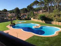 Camping Pas Cher vous présente avec son site Officiel campingpascher.fr, le Village vacances Golf Beach Apart-Hotel classé 3 étoiles, situé sur la commune de Platja De Pals dans le département Gérone (Catalogne) en Espagne. Le village vacances Golf Beach Apart-Hotel, vous présente un hébergement de type studio de 30 m² pour 2 personnes avec climatisation et télévision. Le village vacances Golf Beach Apart-Hotel vous propose du sam. 19 décembre au sam. 26 décembre 2026, en promotion à -20% pour 7 nuits à 377 € au lieu de 472,0 € soit une Économie de 95 €. Cette location propose 98 dates différentes pour réserver votre séjour. Découvrez également les 13 autres gammes d'hébergements du village vacances. Les Avis clients pour le Village vacances Golf Beach Apart-Hotel sont excellents avec une note moyenne de 9 sur 10. Mer, Piscine extérieure, Animation enfants, Aire de jeux enfants, Centre équestre, Court de tennis, Cyclisme, Golf, Plongée, kiteSurf, Bar, Snack/Bar, Supermarché, Épicerie,... En savoir plus : cliquez-ICI.