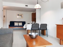 Camping Pas Cher vous présente avec son site Officiel campingpascher.fr, le Village vacances Golf Beach Apart-Hotel classé 3 étoiles, situé sur la commune de Platja De Pals dans le département Gérone (Catalogne) en Espagne. Le village vacances Golf Beach Apart-Hotel, vous présente un hébergement de type appartement de 35 m² pour 4 personnes avec climatisation et télévision. Le village vacances Golf Beach Apart-Hotel vous proposeun séjour PAS CHER avec une REMISEdu sam. 18 juillet au sam. 25 juillet 2026, en promotion à -30% pour 7 nuits à 907 € au lieu de 1296,0 € soit une Économie de 389 €. Cette location propose 27 dates différentes pour réserver votre séjour. Découvrez également les 13 autres gammes d'hébergements du village vacances. Les Avis clients pour le Village vacances Golf Beach Apart-Hotel sont excellents avec une note moyenne de 9 sur 10. Mer, Piscine extérieure, Animation enfants, Aire de jeux enfants, Centre équestre, Court de tennis, Cyclisme, Golf, Plongée, kiteSurf, Bar, Snack/Bar, Supermarché, Épicerie,... En savoir plus : cliquez-ICI.