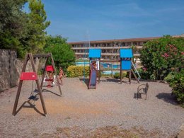 Camping Pas Cher vous présente avec son site Officiel campingpascher.fr, le Village vacances Golf Beach Apart-Hotel classé 3 étoiles, situé sur la commune de Platja De Pals dans le département Gérone (Catalogne) en Espagne. Le village vacances Golf Beach Apart-Hotel, vous présente un hébergement de type appartement de 45 m² pour 4 personnes avec climatisation et télévision. Le village vacances Golf Beach Apart-Hotel vous proposeun séjour PAS CHER avec une REMISEdu sam. 18 juillet au sam. 25 juillet 2026, en promotion à -30% pour 7 nuits à 1131 € au lieu de 1617,0 € soit une Économie de 486 €. Cette location propose 27 dates différentes pour réserver votre séjour. Découvrez également les 13 autres gammes d'hébergements du village vacances. Les Avis clients pour le Village vacances Golf Beach Apart-Hotel sont excellents avec une note moyenne de 9 sur 10. Mer, Piscine extérieure, Animation enfants, Aire de jeux enfants, Centre équestre, Court de tennis, Cyclisme, Golf, Plongée, kiteSurf, Bar, Snack/Bar, Supermarché, Épicerie,... En savoir plus : cliquez-ICI.
