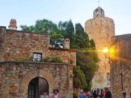 Camping Pas Cher vous présente avec son site Officiel campingpascher.fr, le Village vacances Golf Beach Apart-Hotel classé 3 étoiles, situé sur la commune de Platja De Pals dans le département Gérone (Catalogne) en Espagne. Le village vacances Golf Beach Apart-Hotel, vous présente un hébergement de type appartement de 45 m² pour 4 personnes avec climatisation et télévision. Le village vacances Golf Beach Apart-Hotel vous proposeun séjour PAS CHER avec une REMISEdu sam. 18 juillet au sam. 25 juillet 2026, en promotion à -30% pour 7 nuits à 1297 € au lieu de 1853,0 € soit une Économie de 556 €. Cette location propose 26 dates différentes pour réserver votre séjour. Découvrez également les 13 autres gammes d'hébergements du village vacances. Les Avis clients pour le Village vacances Golf Beach Apart-Hotel sont excellents avec une note moyenne de 9 sur 10. Mer, Piscine extérieure, Animation enfants, Aire de jeux enfants, Centre équestre, Court de tennis, Cyclisme, Golf, Plongée, kiteSurf, Bar, Snack/Bar, Supermarché, Épicerie,... En savoir plus : cliquez-ICI.