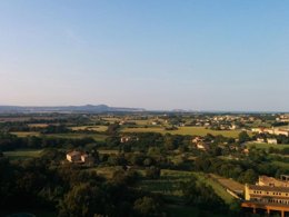 Camping Pas Cher vous présente avec son site Officiel campingpascher.fr, le Village vacances Golf Beach Apart-Hotel classé 3 étoiles, situé sur la commune de Platja De Pals dans le département Gérone (Catalogne) en Espagne. Le village vacances Golf Beach Apart-Hotel, vous présente un hébergement de type studio de 35 m² pour 4 personnes avec climatisation et télévision. Le village vacances Golf Beach Apart-Hotel vous proposeun séjour PAS CHER avec une REMISEdu lundi 13 juillet au lundi 20 juillet 2026, en promotion à -30% pour 7 nuits à 787 € au lieu de 1125,0 € soit une Économie de 338 €. Cette location propose 318 dates différentes pour réserver votre séjour. Découvrez également les 13 autres gammes d'hébergements du village vacances. Les Avis clients pour le Village vacances Golf Beach Apart-Hotel sont excellents avec une note moyenne de 9 sur 10. Mer, Piscine extérieure, Animation enfants, Aire de jeux enfants, Centre équestre, Court de tennis, Cyclisme, Golf, Plongée, kiteSurf, Bar, Snack/Bar, Supermarché, Épicerie,... En savoir plus : cliquez-ICI.