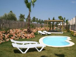 Camping Pas Cher vous présente avec son site Officiel campingpascher.fr, la Résidence L'Escala Resort, située sur la commune de L'escala dans le département Gérone (Catalogne) en Espagne. La résidence L'Escala Resort, vous présente un hébergement de type appartement de 38 m² avec climatisation et télévision. La résidence L'Escala Resort vous propose du jeudi 01 octobre au jeudi 08 octobre 2026 pour 7 nuits à 455€. Cette location propose 94 dates différentes pour réserver votre séjour. Découvrez également les 4 autres gammes d'hébergements de la résidence. Les Avis clients pour la Résidence L'Escala Resort sont excellents avec une note moyenne de 8 sur 10. Mer, Piscine extérieure, Canoë-kayak, Centre équestre, Golf,... En savoir plus : cliquez-ICI.