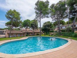 Camping Pas Cher vous présente avec son site Officiel campingpascher.fr, le Camping Village Golf Beach classé 3 étoiles, situé sur la commune de Platja De Pals dans le département Gérone (Catalogne) en Espagne. Le camping Village Golf Beach, vous présente un hébergement de type villa de 65 m² pour 5 personnes avec climatisation et télévision. Le camping Village Golf Beach vous propose du lundi 14 septembre au lundi 21 septembre 2026, en promotion à -20% pour 7 nuits à 811 € au lieu de 1014,0 € soit une Économie de 203 €. Cette location propose 126 dates différentes pour réserver votre séjour. Découvrez également les 4 autres gammes d'hébergements du camping. Mer, Piscine extérieure, Animation enfants, Aire de jeux enfants, Centre équestre, Court de tennis, Cyclisme, Golf, Plongée, kiteSurf, Bar, Snack/Bar, Supermarché,... En savoir plus : cliquez-ICI.
