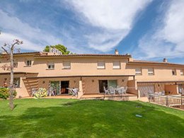 Camping Pas Cher vous présente avec son site Officiel campingpascher.fr, le Camping Village Golf Beach classé 3 étoiles, situé sur la commune de Platja De Pals dans le département Gérone (Catalogne) en Espagne. Le camping Village Golf Beach, vous présente un hébergement de type villa de 72 m² pour 7 personnes avec climatisation et télévision. Le camping Village Golf Beach vous propose du jeudi 26 mars au jeudi 02 avril 2026, en promotion à -20% pour 7 nuits à 942 € au lieu de 1178,0 € soit une Économie de 236 €. Cette location propose 259 dates différentes pour réserver votre séjour. Découvrez également les 4 autres gammes d'hébergements du camping. Mer, Piscine extérieure, Animation enfants, Aire de jeux enfants, Centre équestre, Court de tennis, Cyclisme, Golf, Plongée, kiteSurf, Bar, Snack/Bar, Supermarché,... En savoir plus : cliquez-ICI.