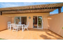 Camping Pas Cher vous présente avec son site Officiel campingpascher.fr, le Camping Village Golf Beach classé 3 étoiles, situé sur la commune de Platja De Pals dans le département Gérone (Catalogne) en Espagne. Le camping Village Golf Beach, vous présente un hébergement de type villa de 65 m² pour 4 personnes avec climatisation. Le camping Village Golf Beach vous proposeun séjour PAS CHER avec une REMISEdu sam. 18 juillet au sam. 25 juillet 2026, en promotion à -30% pour 7 nuits à 1299 € au lieu de 1856,0 € soit une Économie de 557 €. Cette location propose 26 dates différentes pour réserver votre séjour. Découvrez également les 4 autres gammes d'hébergements du camping. Mer, Piscine extérieure, Animation enfants, Aire de jeux enfants, Centre équestre, Court de tennis, Cyclisme, Golf, Plongée, kiteSurf, Bar, Snack/Bar, Supermarché,... En savoir plus : cliquez-ICI.