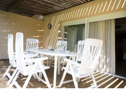 Camping Pas Cher vous présente avec son site Officiel campingpascher.fr, le Camping Village Golf Beach classé 3 étoiles, situé sur la commune de Platja De Pals dans le département Gérone (Catalogne) en Espagne. Le camping Village Golf Beach, vous présente un hébergement de type villa de 72 m² pour 6 personnes avec climatisation. Le camping Village Golf Beach vous propose du sam. 11 avril au sam. 18 avril 2026, en promotion à -20% pour 7 nuits à 904 € au lieu de 1131,0 € soit une Économie de 227 €. Cette location propose 23 dates différentes pour réserver votre séjour. Découvrez également les 4 autres gammes d'hébergements du camping. Mer, Piscine extérieure, Animation enfants, Aire de jeux enfants, Centre équestre, Court de tennis, Cyclisme, Golf, Plongée, kiteSurf, Bar, Snack/Bar, Supermarché,... En savoir plus : cliquez-ICI.