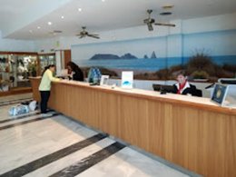 Camping Pas Cher vous présente avec son site Officiel campingpascher.fr, le Camping Village Golf Beach classé 3 étoiles, situé sur la commune de Platja De Pals dans le département Gérone (Catalogne) en Espagne. Le camping Village Golf Beach, vous présente un hébergement de type villa de 72 m² pour 6 personnes avec climatisation. Le camping Village Golf Beach vous propose du sam. 11 avril au sam. 18 avril 2026, en promotion à -20% pour 7 nuits à 904 € au lieu de 1131,0 € soit une Économie de 227 €. Cette location propose 23 dates différentes pour réserver votre séjour. Découvrez également les 4 autres gammes d'hébergements du camping. Mer, Piscine extérieure, Animation enfants, Aire de jeux enfants, Centre équestre, Court de tennis, Cyclisme, Golf, Plongée, kiteSurf, Bar, Snack/Bar, Supermarché,... En savoir plus : cliquez-ICI.