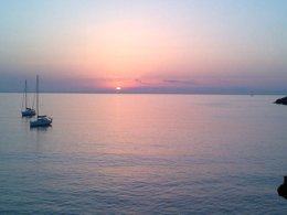 Camping Pas Cher vous présente avec son site Officiel campingpascher.fr, le Camping Village Golf Beach classé 3 étoiles, situé sur la commune de Platja De Pals dans le département Gérone (Catalogne) en Espagne. Le camping Village Golf Beach, vous présente un hébergement de type villa de 65 m² pour 5 personnes avec climatisation et télévision. Le camping Village Golf Beach vous proposeun séjour PAS CHER avec une REMISEdu lundi 13 juillet au lundi 20 juillet 2026, en promotion à -30% pour 7 nuits à 1337 € au lieu de 1911,0 € soit une Économie de 574 €. Cette location propose 272 dates différentes pour réserver votre séjour. Découvrez également les 4 autres gammes d'hébergements du camping. Mer, Piscine extérieure, Animation enfants, Aire de jeux enfants, Centre équestre, Court de tennis, Cyclisme, Golf, Plongée, kiteSurf, Bar, Snack/Bar, Supermarché,... En savoir plus : cliquez-ICI.