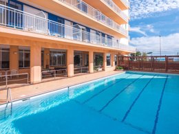 Camping Pas Cher vous présente avec son site Officiel campingpascher.fr, la Résidence Apartamentos Sorrabona, située sur la commune de Pineda De Mar dans le département Barcelone (Catalogne) en Espagne. La résidence Apartamentos Sorrabona vous propose un hébergement de type appartement de 40 m² avec climatisation (télévision). L'établissement vous propose 2 autres types d'hébergements. Découvrez tous nos séjours à petits prix dans la commune et aux alentours de Pineda De Mar du département : Barcelone (Catalogne). Mer, Piscine extérieure, Aire de jeux enfants, Canoë-kayak, Ping-pong, Piscine, Plongée, Randonnée, Voile, Supermarché,... En savoir plus : cliquez-ICI.
