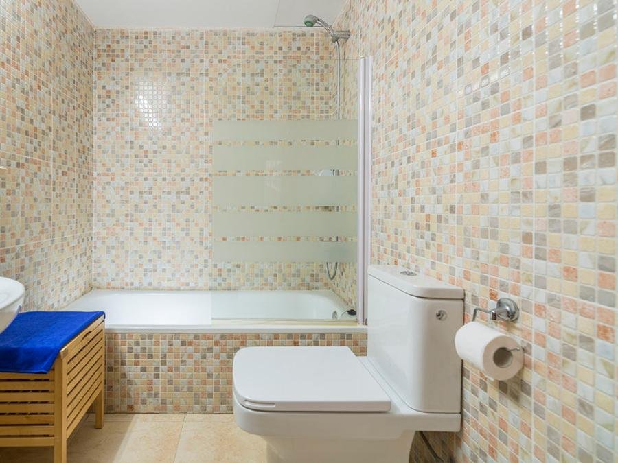 Camping Pas Cher vous présente avec son site Officiel campingpascher.fr, la Résidence Apartamentos Els Llorers classé 2 étoiles, située sur la commune de Lloret Del Mar dans le département Gérone (Catalogne) en Espagne. La résidence Apartamentos Els Llorers, vous présente un hébergement de type appartement de 50 m² et télévision. La résidence Apartamentos Els Llorers vous propose du mardi 20 octobre au mardi 27 octobre 2026, en promotion à -7% pour 7 nuits à 331 € au lieu de 356,0 € soit une Économie de 25 €. Cette location propose 61 dates différentes pour réserver votre séjour. Découvrez également les 6 autres gammes d'hébergements de la résidence. Les Avis clients pour la Résidence Apartamentos Els Llorers sont excellents avec une note moyenne de 8 sur 10. Piscine extérieure, Aire de jeux enfants, Piscine, Plongée, Bar, Snack/Bar, Supermarché,... En savoir plus : cliquez-ICI.