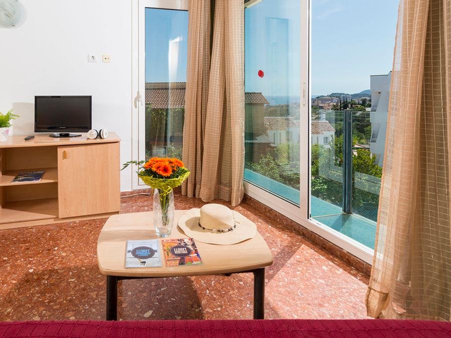 Camping Pas Cher vous présente avec son site Officiel campingpascher.fr, la Résidence Apartamentos Els Llorers classé 2 étoiles, située sur la commune de Lloret Del Mar dans le département Gérone (Catalogne) en Espagne. La résidence Apartamentos Els Llorers, vous présente un hébergement de type appartement de 50 m² et télévision. La résidence Apartamentos Els Llorers vous propose du dimanche 18 octobre au dimanche 25 octobre 2026, en promotion à -7% pour 7 nuits à 370 € au lieu de 398,0 € soit une Économie de 28 €. Cette location propose 82 dates différentes pour réserver votre séjour. Découvrez également les 6 autres gammes d'hébergements de la résidence. Les Avis clients pour la Résidence Apartamentos Els Llorers sont excellents avec une note moyenne de 8 sur 10. Piscine extérieure, Aire de jeux enfants, Piscine, Plongée, Bar, Snack/Bar, Supermarché,... En savoir plus : cliquez-ICI.