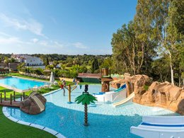 Camping Pas Cher vous présente avec son site Officiel campingpascher.fr, la Résidence Apartamentos Els Llorers classé 2 étoiles, située sur la commune de Lloret Del Mar dans le département Gérone (Catalogne) en Espagne. La résidence Apartamentos Els Llorers, vous présente un hébergement de type appartement de 60 m² avec climatisation et télévision. La résidence Apartamentos Els Llorers vous propose du dimanche 18 octobre au dimanche 25 octobre 2026, en promotion à -7% pour 7 nuits à 440 € au lieu de 474,0 € soit une Économie de 34 €. Cette location propose 72 dates différentes pour réserver votre séjour. Découvrez également les 6 autres gammes d'hébergements de la résidence. Les Avis clients pour la Résidence Apartamentos Els Llorers sont excellents avec une note moyenne de 8 sur 10. Piscine extérieure, Aire de jeux enfants, Piscine, Plongée, Bar, Snack/Bar, Supermarché,... En savoir plus : cliquez-ICI.
