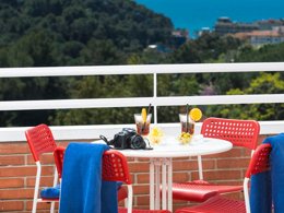 Camping Pas Cher vous présente avec son site Officiel campingpascher.fr, la Résidence Apartamentos Els Llorers classé 2 étoiles, située sur la commune de Lloret Del Mar dans le département Gérone (Catalogne) en Espagne. La résidence Apartamentos Els Llorers, vous présente un hébergement de type appartement de 50 m² et télévision. La résidence Apartamentos Els Llorers vous propose du sam. 14 mars au sam. 21 mars 2026, en promotion à -15% pour 7 nuits à 261 € au lieu de 308,0 € soit une Économie de 47 €. Cette location propose 231 dates différentes pour réserver votre séjour. Découvrez également les 6 autres gammes d'hébergements de la résidence. Les Avis clients pour la Résidence Apartamentos Els Llorers sont excellents avec une note moyenne de 8 sur 10. Piscine extérieure, Aire de jeux enfants, Piscine, Plongée, Bar, Snack/Bar, Supermarché,... En savoir plus : cliquez-ICI.