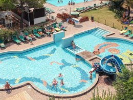 Camping Pas Cher vous présente avec son site Officiel campingpascher.fr, la Résidence Residence Punta Spin, située sur la commune de Grado dans le département Gorizia (Frioul Vénétie Julienne) en Italie. La résidence Residence Punta Spin, vous présente un hébergement de type bungalow de 26 m² avec climatisation et télévision. La résidence Residence Punta Spin vous propose du dimanche 13 septembre au dimanche 20 septembre 2026, en promotion à -14% pour 7 nuits à 513 € au lieu de 598,5 € soit une Économie de 85,50 €. Cette location propose 76 dates différentes pour réserver votre séjour. Découvrez également les 2 autres gammes d'hébergements de la résidence. Mer, Piscine couverte, Piscine extérieure, Aire de jeux enfants, Canoë-kayak, Court de tennis, Cyclisme, Location de bateaux, Ping-pong, Pédalo, Salle de fitness, Terrain de beach-volley, Terrain de football, Bar, Bureau de tabac, Pizzeria, Supermarché,... En savoir plus : cliquez-ICI.