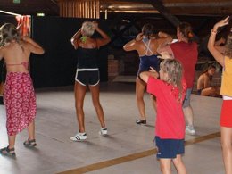 Camping Pas Cher vous présente avec son site Officiel campingpascher.fr, la Résidence Residence Punta Spin, située sur la commune de Grado dans le département Gorizia (Frioul Vénétie Julienne) en Italie. La résidence Residence Punta Spin, vous présente un hébergement de type bungalow de 26 m² avec climatisation et télévision. La résidence Residence Punta Spin vous propose du sam. 28 mars au sam. 04 avril 2026, en promotion à -14% pour 7 nuits à 513 € au lieu de 598,5 € soit une Économie de 85,50 €. Cette location propose 177 dates différentes pour réserver votre séjour. Découvrez également les 2 autres gammes d'hébergements de la résidence. Mer, Piscine couverte, Piscine extérieure, Aire de jeux enfants, Canoë-kayak, Court de tennis, Cyclisme, Location de bateaux, Ping-pong, Pédalo, Salle de fitness, Terrain de beach-volley, Terrain de football, Bar, Bureau de tabac, Pizzeria, Supermarché,... En savoir plus : cliquez-ICI.