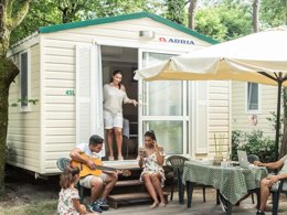 Camping Pas Cher vous présente avec son site Officiel campingpascher.fr, le Camping Sabbiadoro classé 3 étoiles, situé sur la commune de Lignano dans le département Udine (Frioul Vénétie Julienne) en Italie. Le camping Sabbiadoro, vous présente un hébergement de type mobil-home de 23 m² pour 6 personnes avec climatisation et télévision. Le camping Sabbiadoro vous propose du sam. 28 mars au sam. 04 avril 2026 pour 7 nuits à 812€. Cette location propose 129 dates différentes pour réserver votre séjour. Découvrez également les 8 autres gammes d'hébergements du camping. Les Avis clients pour le Camping Sabbiadoro sont excellents avec une note moyenne de 9 sur 10. Mer, Parc aquatique, Piscine chauffée, Piscine extérieure, Animations familiales, Aire de jeux enfants, Parcours sportif, Salle de jeux vidéo, Terrain de beach-volley, Terrain de football, Bar, Pizzeria, Plats à emporter, Épicerie,... En savoir plus : cliquez-ICI.