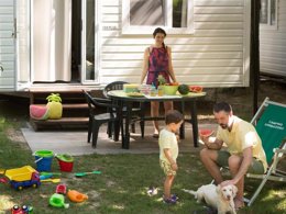 Camping Pas Cher vous présente avec son site Officiel campingpascher.fr, le Camping Sabbiadoro classé 3 étoiles, situé sur la commune de Lignano dans le département Udine (Frioul Vénétie Julienne) en Italie. Le camping Sabbiadoro, vous présente un hébergement de type mobil-home de 18 m² et télévision. Le camping Sabbiadoro vous propose du sam. 28 mars au sam. 04 avril 2026 pour 7 nuits à 602€. Cette location propose 190 dates différentes pour réserver votre séjour. Découvrez également les 8 autres gammes d'hébergements du camping. Les Avis clients pour le Camping Sabbiadoro sont excellents avec une note moyenne de 9 sur 10. Mer, Parc aquatique, Piscine chauffée, Piscine extérieure, Animations familiales, Aire de jeux enfants, Parcours sportif, Salle de jeux vidéo, Terrain de beach-volley, Terrain de football, Bar, Pizzeria, Plats à emporter, Épicerie,... En savoir plus : cliquez-ICI.