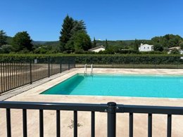 Camping Pas Cher vous présente avec son site Officiel campingpascher.fr, la Résidence Domaine Des Vans classé 3 étoiles, située sur la commune de Les Vans dans le département Ardèche (Rhône Alpes) en France. La résidence Domaine Des Vans, vous présente un hébergement de type maison de 32 m². La résidence Domaine Des Vans vous propose du sam. 19 septembre au sam. 26 septembre 2026 pour 7 nuits à 301€. Cette location propose 88 dates différentes pour réserver votre séjour. Découvrez également les 5 autres gammes d'hébergements de la résidence. Rivière, Piscine extérieure, Aire de jeux enfants, Canoë-kayak, Cyclisme, Escalade, Ping-pong, Pétanque, Randonnée, Terrain multisports, Tir à l’arc,... En savoir plus : cliquez-ICI.