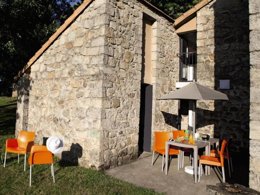 Camping Pas Cher vous présente avec son site Officiel campingpascher.fr, la Résidence Domaine Des Vans classé 3 étoiles, située sur la commune de Les Vans dans le département Ardèche (Rhône Alpes) en France. La résidence Domaine Des Vans, vous présente un hébergement de type maison de 41 m² pour 2 personnes et télévision. La résidence Domaine Des Vans vous propose du vendredi 03 avril au vendredi 10 avril 2026 pour 7 nuits à 546€. Cette location propose 209 dates différentes pour réserver votre séjour. Découvrez également les 2 autres gammes d'hébergements de la résidence. Rivière, Piscine extérieure, Aire de jeux enfants, Canoë-kayak, Cyclisme, Escalade, Ping-pong, Pétanque, Randonnée, Terrain multisports, Tir à l’arc,... En savoir plus : cliquez-ICI.