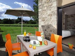 Camping Pas Cher vous présente avec son site Officiel campingpascher.fr, la Résidence Domaine Des Vans classé 3 étoiles, située sur la commune de Les Vans dans le département Ardèche (Rhône Alpes) en France. La résidence Domaine Des Vans, vous présente un hébergement de type maison de 41 m² pour 2 personnes et télévision. La résidence Domaine Des Vans vous propose du vendredi 03 avril au vendredi 10 avril 2026 pour 7 nuits à 455€. Cette location propose 168 dates différentes pour réserver votre séjour. Découvrez également les 2 autres gammes d'hébergements de la résidence. Rivière, Piscine extérieure, Aire de jeux enfants, Canoë-kayak, Cyclisme, Escalade, Ping-pong, Pétanque, Randonnée, Terrain multisports, Tir à l’arc,... En savoir plus : cliquez-ICI.