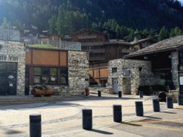 Camping Pas Cher vous présente avec son site Officiel campingpascher.fr, le Village vacances Village Vacances Cévéo De Val D'Isère classé 3 étoiles, situé sur la commune de Val D'isere dans le département Savoie (Rhône Alpes) en France. Le village vacances Village Vacances Cévéo De Val D'Isère, vous présente un hébergement de type appartement de 32 m² pour 2 personnes et télévision. Le village vacances Village Vacances Cévéo De Val D'Isère vous propose du sam. 06 juin au sam. 13 juin 2026, en promotion à -20% pour 7 nuits à 315 € au lieu de 393,75 € soit une Économie de 78,75 €. Cette location propose 27 dates différentes pour réserver votre séjour. Découvrez également les 10 autres gammes d'hébergements du village vacances. Piscine chauffée, Piscine couverte, Animations familiales, Club ados, Club enfants, Baby-foot, Ping-pong, Piscine, Randonnée, Salle de jeux vidéo, Bar,... En savoir plus : cliquez-ICI.