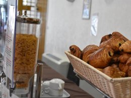 Camping Pas Cher vous présente avec son site Officiel campingpascher.fr, le Village vacances Village Vacances Cévéo De Val D'Isère classé 3 étoiles, situé sur la commune de Val D'isere dans le département Savoie (Rhône Alpes) en France. Le village vacances Village Vacances Cévéo De Val D'Isère, vous présente un hébergement de type appartement de 45 m² pour 2 personnes et télévision. Le village vacances Village Vacances Cévéo De Val D'Isère vous propose du sam. 06 juin au sam. 13 juin 2026, en promotion à -20% pour 7 nuits à 381,50 € au lieu de 476,88 € soit une Économie de 95,38 €. Cette location propose 33 dates différentes pour réserver votre séjour. Découvrez également les 10 autres gammes d'hébergements du village vacances. Piscine chauffée, Piscine couverte, Animations familiales, Club ados, Club enfants, Baby-foot, Ping-pong, Piscine, Randonnée, Salle de jeux vidéo, Bar,... En savoir plus : cliquez-ICI.