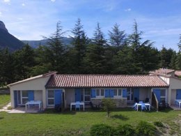 Camping Pas Cher vous présente avec son site Officiel campingpascher.fr, le Village vacances VVF Villages - Le Plateau Provençal - Garde-Colombe classé 3 étoiles, situé sur la commune de Lagrand dans le département Hautes-alpes (Provence Alpes Côte D'azur) en France. Le village vacances VVF Villages - Le Plateau Provençal - Garde-Colombe, vous présente un hébergement de type maison de campagne de 35 m² pour 5 personnes et télévision. Le village vacances VVF Villages - Le Plateau Provençal - Garde-Colombe vous propose du sam. 06 juin au sam. 13 juin 2026, en promotion à -15% pour 7 nuits à 267,75 € au lieu de 315,0 € soit une Économie de 47,25 €. Cette location propose 104 dates différentes pour réserver votre séjour. Découvrez également les 4 autres gammes d'hébergements du village vacances. Les Avis clients pour le Village vacances VVF Villages - Le Plateau Provençal - Garde-Colombe sont de 6 sur 10. Rivière, Piscine extérieure, Animations familiales, Club ados, Club enfants, Aire de jeux enfants, Baby-foot, Centre équestre, Court de tennis, Cyclisme, Ping-pong, Randonnée, Terrain de football, Terrain multisports, Boulangerie, Station-service, Supermarché, Épicerie,... En savoir plus : cliquez-ICI.