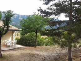 Camping Pas Cher vous présente avec son site Officiel campingpascher.fr, le Village vacances VVF Villages - Le Plateau Provençal - Garde-Colombe classé 3 étoiles, situé sur la commune de Lagrand dans le département Hautes-alpes (Provence Alpes Côte D'azur) en France. Le village vacances VVF Villages - Le Plateau Provençal - Garde-Colombe, vous présente un hébergement de type maison de campagne de 27 m² pour 4 personnes et télévision. Le village vacances VVF Villages - Le Plateau Provençal - Garde-Colombe vous propose du sam. 06 juin au sam. 13 juin 2026, en promotion à -15% pour 7 nuits à 243,95 € au lieu de 287,0 € soit une Économie de 43,05 €. Cette location propose 104 dates différentes pour réserver votre séjour. Découvrez également les 4 autres gammes d'hébergements du village vacances. Les Avis clients pour le Village vacances VVF Villages - Le Plateau Provençal - Garde-Colombe sont de 6 sur 10. Rivière, Piscine extérieure, Animations familiales, Club ados, Club enfants, Aire de jeux enfants, Baby-foot, Centre équestre, Court de tennis, Cyclisme, Ping-pong, Randonnée, Terrain de football, Terrain multisports, Boulangerie, Station-service, Supermarché, Épicerie,... En savoir plus : cliquez-ICI.