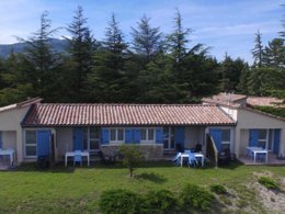 Camping Pas Cher vous présente avec son site Officiel campingpascher.fr, le Village vacances VVF Villages - Le Plateau Provençal - Garde-Colombe classé 3 étoiles, situé sur la commune de Lagrand dans le département Hautes-alpes (Provence Alpes Côte D'azur) en France. Le village vacances VVF Villages - Le Plateau Provençal - Garde-Colombe, vous présente un hébergement de type maison de campagne de 27 m² pour 4 personnes et télévision. Le village vacances VVF Villages - Le Plateau Provençal - Garde-Colombe vous propose du sam. 06 juin au sam. 13 juin 2026, en promotion à -15% pour 7 nuits à 243,95 € au lieu de 287,0 € soit une Économie de 43,05 €. Cette location propose 104 dates différentes pour réserver votre séjour. Découvrez également les 4 autres gammes d'hébergements du village vacances. Les Avis clients pour le Village vacances VVF Villages - Le Plateau Provençal - Garde-Colombe sont de 6 sur 10. Rivière, Piscine extérieure, Animations familiales, Club ados, Club enfants, Aire de jeux enfants, Baby-foot, Centre équestre, Court de tennis, Cyclisme, Ping-pong, Randonnée, Terrain de football, Terrain multisports, Boulangerie, Station-service, Supermarché, Épicerie,... En savoir plus : cliquez-ICI.