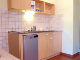 Camping Pas Cher vous présente avec son site Officiel campingpascher.fr, le Village vacances VVF Villages - Le Plateau Provençal - Garde-Colombe classé 3 étoiles, situé sur la commune de Lagrand dans le département Hautes-alpes (Provence Alpes Côte D'azur) en France. Le village vacances VVF Villages - Le Plateau Provençal - Garde-Colombe, vous présente un hébergement de type maison de campagne de 35 m² pour 5 personnes et télévision. Le village vacances VVF Villages - Le Plateau Provençal - Garde-Colombe vous propose du sam. 06 juin au sam. 13 juin 2026, en promotion à -15% pour 7 nuits à 267,75 € au lieu de 315,0 € soit une Économie de 47,25 €. Cette location propose 104 dates différentes pour réserver votre séjour. Découvrez également les 4 autres gammes d'hébergements du village vacances. Les Avis clients pour le Village vacances VVF Villages - Le Plateau Provençal - Garde-Colombe sont de 6 sur 10. Rivière, Piscine extérieure, Animations familiales, Club ados, Club enfants, Aire de jeux enfants, Baby-foot, Centre équestre, Court de tennis, Cyclisme, Ping-pong, Randonnée, Terrain de football, Terrain multisports, Boulangerie, Station-service, Supermarché, Épicerie,... En savoir plus : cliquez-ICI.