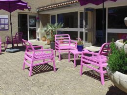 Camping Pas Cher vous présente avec son site Officiel campingpascher.fr, le Village vacances VVF Villages - Le Plateau Provençal - Garde-Colombe classé 3 étoiles, situé sur la commune de Lagrand dans le département Hautes-alpes (Provence Alpes Côte D'azur) en France. Le village vacances VVF Villages - Le Plateau Provençal - Garde-Colombe, vous présente un hébergement de type maison de campagne de 43 m² pour 2 personnes et télévision. Le village vacances VVF Villages - Le Plateau Provençal - Garde-Colombe vous propose du sam. 13 juin au sam. 20 juin 2026, en promotion à -14% pour 7 nuits à 321,30 € au lieu de 378,0 € soit une Économie de 56,70 €. Cette location propose 97 dates différentes pour réserver votre séjour. Découvrez également les 4 autres gammes d'hébergements du village vacances. Les Avis clients pour le Village vacances VVF Villages - Le Plateau Provençal - Garde-Colombe sont de 6 sur 10. Rivière, Piscine extérieure, Animations familiales, Club ados, Club enfants, Aire de jeux enfants, Baby-foot, Centre équestre, Court de tennis, Cyclisme, Ping-pong, Randonnée, Terrain de football, Terrain multisports, Boulangerie, Station-service, Supermarché, Épicerie,... En savoir plus : cliquez-ICI.