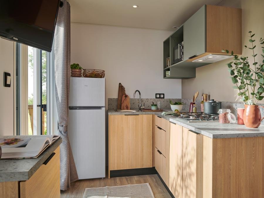 Camping Pas Cher vous présente avec son site Officiel campingpascher.fr, le Village vacances VVF Villages - Les Terres D'Aubrac - Chaudes-Aigues, situé sur la commune de Chaudes Aigues dans le département Cantal (Auvergne) en France. Le village vacances VVF Villages - Les Terres D'Aubrac - Chaudes-Aigues, vous présente un hébergement de type lodge de 30 m² pour 1 personne. Le village vacances VVF Villages - Les Terres D'Aubrac - Chaudes-Aigues vous propose du sam. 26 septembre au sam. 03 octobre 2026 pour 7 nuits à 511€. Cette location propose 75 dates différentes pour réserver votre séjour. Découvrez également les 8 autres gammes d'hébergements du village vacances. Les Avis clients pour le Village vacances VVF Villages - Les Terres D'Aubrac - Chaudes-Aigues sont excellents avec une note moyenne de 8 sur 10. Piscine chauffée, Piscine extérieure, Club ados, Club enfants, Aire de jeux enfants, Baby-foot, Canoë-kayak, Court de tennis, Ping-pong, Pétanque, Randonnée, Structure gonflable enfants, Terrain de badminton, Terrain de volley-ball, Voile, Bar, Boulangerie, Bureau de tabac, Plats à emporter, Station-service, Épicerie,... En savoir plus : cliquez-ICI.