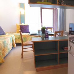 Camping Pas Cher vous présente avec son site Officiel campingpascher.fr, le Village vacances VVF Villages - Les Terres D'Aubrac - Chaudes-Aigues, situé sur la commune de Chaudes Aigues dans le département Cantal (Auvergne) en France. Le village vacances VVF Villages - Les Terres D'Aubrac - Chaudes-Aigues vous propose un hébergement de type maison de campagne de 30 m² pour 4 personnes (télévision). L'établissement vous propose 5 autres types d'hébergements. Découvrez tous nos séjours à petits prix dans la commune et aux alentours de Chaudes Aigues du département : Cantal (Auvergne). Les Avis clients pour le Village vacances VVF Villages - Les Terres D'Aubrac - Chaudes-Aigues sont excellents avec une note moyenne de 8 sur 10. Piscine chauffée, Piscine extérieure, Club ados, Club enfants, Aire de jeux enfants, Baby-foot, Canoë-kayak, Court de tennis, Ping-pong, Pétanque, Randonnée, Structure gonflable enfants, Terrain de badminton, Terrain de volley-ball, Voile, Bar, Boulangerie, Bureau de tabac, Plats à emporter, Station-service, Épicerie,... En savoir plus : cliquez-ICI.