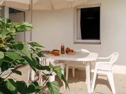 Camping Pas Cher vous présente avec son site Officiel campingpascher.fr, le Village vacances VVF Villages - Pointe De Bretagne - Argol classé 3 étoiles, situé sur la commune de Argol dans le département Finistère (Bretagne) en France. Le village vacances VVF Villages - Pointe De Bretagne - Argol, vous présente un hébergement de type maison de campagne de 40 m² pour 5 personnes. Le village vacances VVF Villages - Pointe De Bretagne - Argol vous propose du sam. 16 mai au sam. 23 mai 2026, en promotion à -15% pour 7 nuits à 446,25 € au lieu de 525,0 € soit une Économie de 78,75 €. Cette location propose 121 dates différentes pour réserver votre séjour. Découvrez également les 5 autres gammes d'hébergements du village vacances. Les Avis clients pour le Village vacances VVF Villages - Pointe De Bretagne - Argol sont excellents avec une note moyenne de 9 sur 10. Mer, Piscine chauffée, Piscine couverte, Animations familiales, Club ados, Club enfants, Aire de jeux enfants, Baby-foot, Canoë-kayak, Court de tennis, Ping-pong, Planche à voile, Plongée, Pétanque, Randonnée, Structure gonflable enfants, Terrain multisports, Boulangerie, Créperie, Station-service, Supermarché, Épicerie,... En savoir plus : cliquez-ICI.