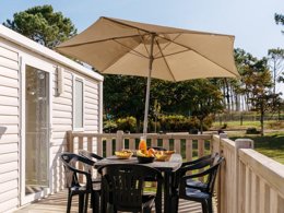 Camping Pas Cher vous présente avec son site Officiel campingpascher.fr, le Village vacances VVF Villages - Pointe De Bretagne - Argol classé 3 étoiles, situé sur la commune de Argol dans le département Finistère (Bretagne) en France. Le village vacances VVF Villages - Pointe De Bretagne - Argol, vous présente un hébergement de type maison de campagne de 40 m² pour 5 personnes. Le village vacances VVF Villages - Pointe De Bretagne - Argol vous propose du sam. 16 mai au sam. 23 mai 2026, en promotion à -15% pour 7 nuits à 446,25 € au lieu de 525,0 € soit une Économie de 78,75 €. Cette location propose 121 dates différentes pour réserver votre séjour. Découvrez également les 5 autres gammes d'hébergements du village vacances. Les Avis clients pour le Village vacances VVF Villages - Pointe De Bretagne - Argol sont excellents avec une note moyenne de 9 sur 10. Mer, Piscine chauffée, Piscine couverte, Animations familiales, Club ados, Club enfants, Aire de jeux enfants, Baby-foot, Canoë-kayak, Court de tennis, Ping-pong, Planche à voile, Plongée, Pétanque, Randonnée, Structure gonflable enfants, Terrain multisports, Boulangerie, Créperie, Station-service, Supermarché, Épicerie,... En savoir plus : cliquez-ICI.